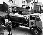 Fotos anlässlich der Ablieferung an Clark Gable an das Filmset von "Never let me go" in Cornwall